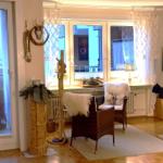 Lese-Ecke vor dem großen Fenster