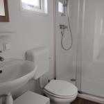 Badezimmer mit Dusche, Toilette und Waschbecken