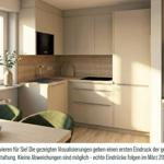 Moderne Küche mit hellen Schränken, Arbeitsplatte und Fenster. Grün gesteppte Stühle und Pflanze.