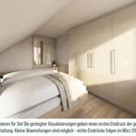 Schlafzimmer mit Dachschräge, Bett und Kleiderschrank. Spiegel und Pflanze an der Wand.