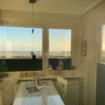 Esszimmer mit Blick aufs Meer und Sonnenuntergang.