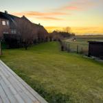 Garten im Herbst mit Zaun