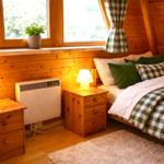 zweites Schlafzimmer mit einem kleinem Bett jeweils links und rechts im Zimmer