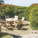 Sitzecke im eingewachsenen Garten