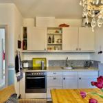 Die Küche: selbst kochen, backen, kühlen und dann - selbst spülen.