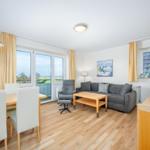 Wohn-Essbereich mit Couch und Esstisch