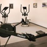 Fitnessraum mit Laufband und Rudergerät