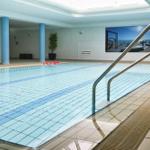 Innenpool mit Tiefenangabe, Aufstiegsleiter und Wandbild.