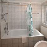 Bad mit Badewanne, Duschbrause und Fenster