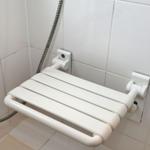 Duschbank mit Handlauf und Duschbrausehalterung an der Wand