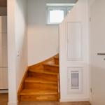 Holztreppenbereich mit Küchenansicht und Fenster