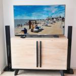 TV auf Holzboard mit Lautsprechern und Strandbild