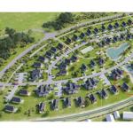 Ein Haus mit rotem Dach liegt am Ufer eines Flusses in einem grünen Wohngebiet.