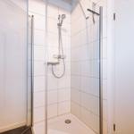 Dusche mit Glaswand und Duschbrause