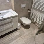 Badezimmer mit Waschbecken, Toilette und Dusche