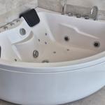 Eckbadewanne mit Massagefunktion und Duschkopf