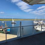 Terrasse mit Blick auf Hafen mit Booten und Wasser