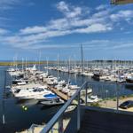 Blick auf Hafen mit vielen Booten und blauem Himmel.