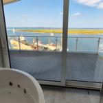 Bad mit Whirlpool und Blick auf Hafen und Wasser