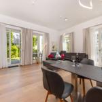 Wohn- und Essbereich mit Esszimmertisch, Sofa und TV. Durchgänge zu Terrasse und Balkon.