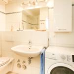 Badezimmer mit Waschtrockner