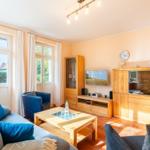 Entspannen Sie im lichtdurchfluteten Wohnzimmer mit modernem Design!