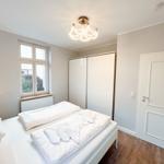 Erleben Sie entspannte Nächte in diesem stilvollen Schlafzimmer.