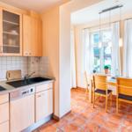 Genießen Sie das Kochen in dieser hellen, einladenden Küche mit Essbereich.