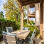 Genießen Sie entspannte Stunden auf der sonnigen Terrasse mit Gartenaussicht.