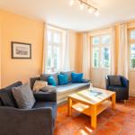 Entspannen Sie in diesem einladenden Wohnzimmer mit Stil.