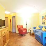 Wohnbereich mit Sofa und TV