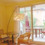 Essbereich mit Zugang zur Terrasse