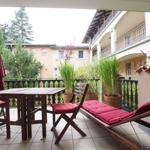 Terrasse mit Gartenmöbeln und Liege