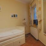 Kleines Schlafzimmer: Bett mit 160x200 Liegefläche