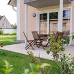 Terrasse mit Gartenmöbeln