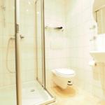 Badezimmer mit Dusche, Toilette und Waschbecken.