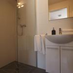 Badezimmer mit bodengleicher Dusche