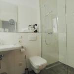 Badezimmer mit ebenerdiger Dusche