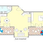 Wohnung mit Küche, Essbereich, Schlafzimmer und Bad. Zwei Terrassen mit Sonnenschirmen.