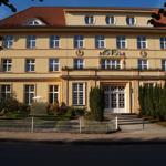 Ferienwohnung Residenz Unter den Linden mit Eingang, Fenstern und gepflegtem Garten.