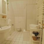 Badezimmer mit Dusche, Toilette, Waschbecken und Handtuchheizung.