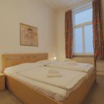 Schlafzimmer mit Doppelbett