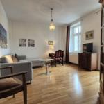 Wohnzimmer mit Zugang zum Balkon
