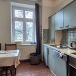 Küche mit Essbereich, Fenster, Spüle, Herd und Kühlschrank.
