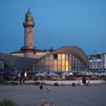 Leuchtturm und Teepott am Abend