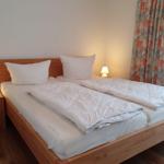 Doppelbett im zweiten Schlafzimmer