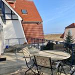Balkon mit Meerblick zwischen den Häusern