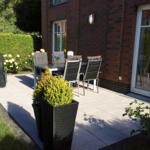 Terrasse mit Gartenmöbeln