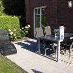 Terrasse mit Gartenmöbeln