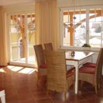 Esszimmer mit Tisch, Stühlen und Blick auf Balkon und Straße